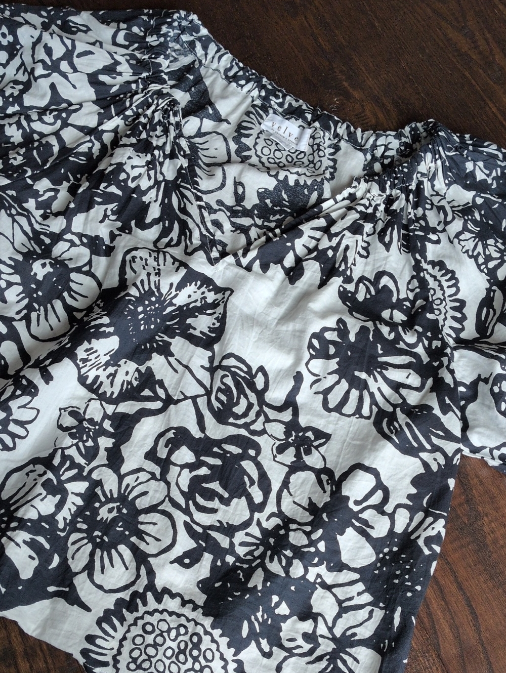 VELVET by GRAHAM & SPENCER I Black & White Floral Boho Short Sleeve Blouse Top